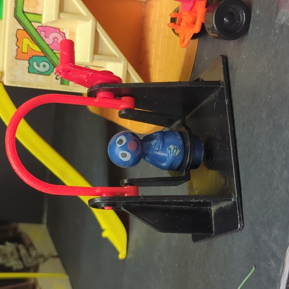 #11 Sesame Street Clubhouse #937, slide & figures, little people Fisher Price - Picture 4 of 16